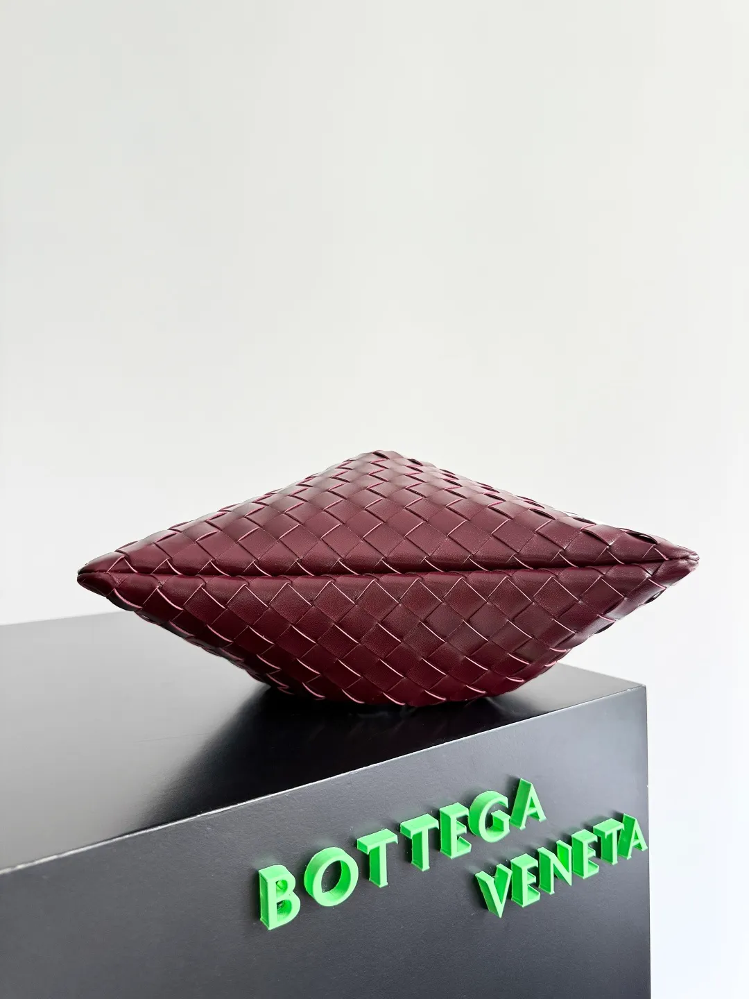 Batch 1560 Armpit bags have become a fashionable item that every girl has in their hands in recent years🛍️. The elegant and simple style has won the love of many people of different ages. However, there is an unavoidable trouble with armpit bags, that is, the capacity is too small, and BOTTEGA VENETA’s new Dustbag Considering people's travel needs, the capacity of garbage bags has been greatly upgraded. Folding umbrellas, water cups, and girls' makeup powder and lipstick can all be accommodated. It is very light and resistant to dirt. Even if you have a lot of things when traveling, it can reduce the burden to a certain extent. The shoulder straps are buckled and can be changed at will. It can be used for hand holding or as the liner of a large bag. After the drawstring is drawn, it looks like a cloud bag. It is very suitable for concave styling when traveling in summer🙋🏻‍♀️ Style number: 796728 Size: 32*23*1cm